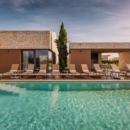 Luxury Vigneto Heated Pool Jacuzzi 브르토니글라