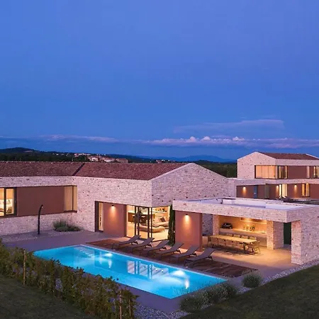 Luxury Vigneto Heated Pool Jacuzzi