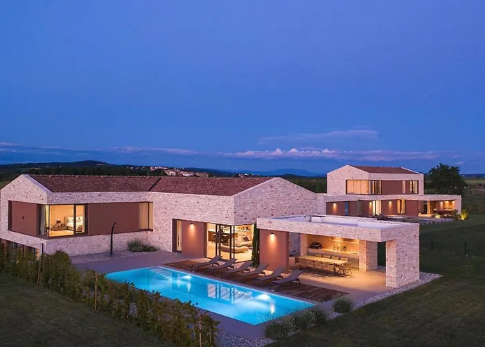 Luxury Vigneto Heated Pool Jacuzzi