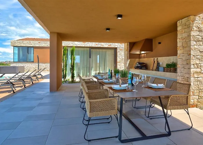 Luxury Vigneto Heated Pool Jacuzzi 브르토니글라