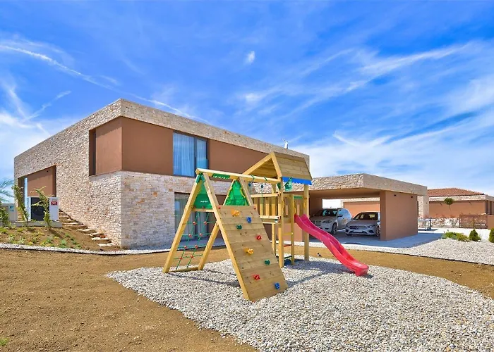 Luxury Vigneto Heated Pool Jacuzzi